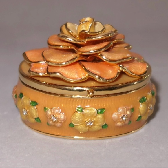 Joan Rivers RARE  Vintage Stunning Trinket Box With Beautiful Earrings! - Picture 12 of 16
